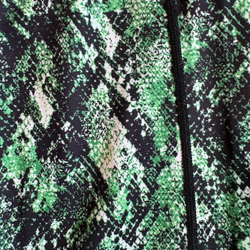 Constantly Varied Gear (CVG) Venom Snakeskin Green Capri Leggings size Large - Picture 3 of 8